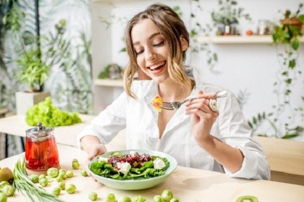 Chế độ ăn uống giàu rau củ quả tươi giúp làn da sạch mụn đầu đen