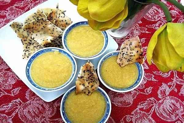 Chè hạt kê đậu xanh sánh mịn với bánh đa nướng giòn