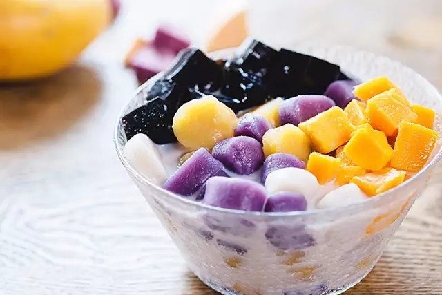 Chè khoai dẻo sử dụng bột năng tạo độ sánh mịn, một món tráng miệng thanh mát