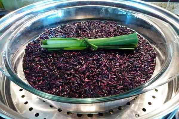 Chè nếp cẩm nấu bằng nồi cơm điện tiện lợi, giữ hương vị đặc trưng.