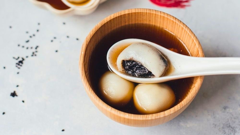 Chén bánh trôi tàu nóng hổi đã hoàn thành, sẵn sàng thưởng thức