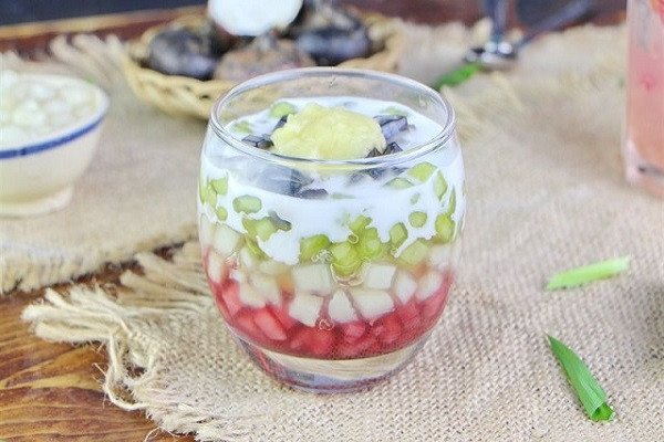 Chén chè sương sa hạt lựu mát lạnh sẵn sàng thưởng thức với đá