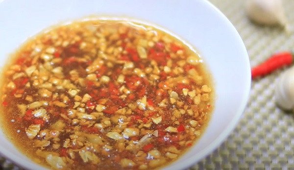 Chén mắm me chua ngọt sánh mịn