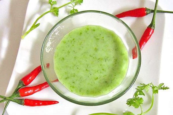 Chén muối ớt xanh thơm ngon dùng kèm món gà hấp mía