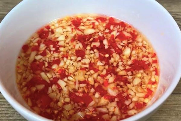 Cách Làm Gỏi Vịt Thơm Ngon, Đậm Đà Chuẩn Vị Chén nước trộn gỏi vịt chua ngọt, sánh mịn chuẩn vị