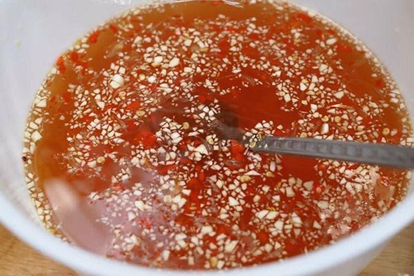 Chén nước xốt chua ngọt đậm đà để trộn gỏi gà bắp cải