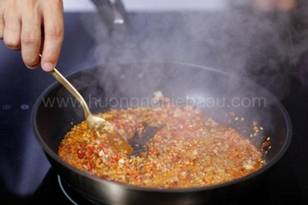Chén sa tế thơm lừng, đỏ au chuẩn bị ăn kèm lẩu dê