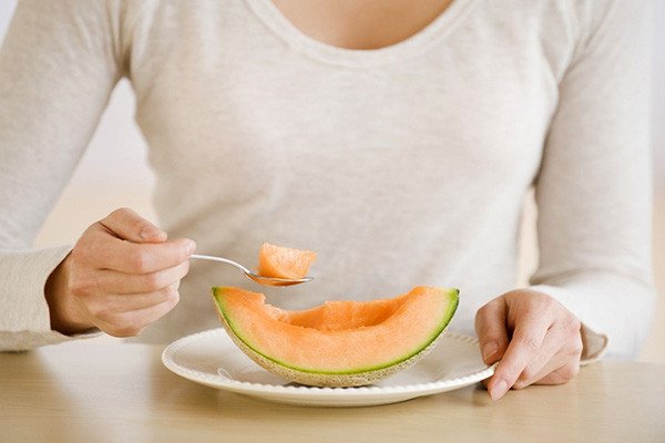 Chỉ nên ăn phần ruột vàng của dưa lưới sau khi đã gọt sạch vỏ và hạt