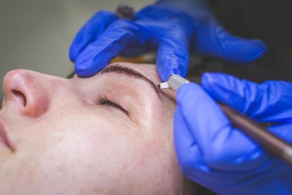 Chi phí điêu khắc chân mày và lịch hẹn dặm lại định kỳ