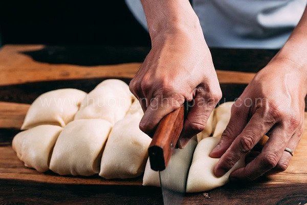 Chia bột bánh mì hoa cúc thành các phần nhỏ để tạo hình