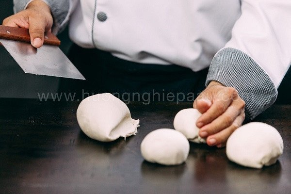chia đều các viên bột để làm đế Pizza hải sản