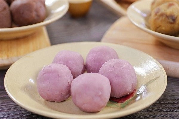 Chia nhân khoai môn đã sên thành từng viên tròn đều chuẩn bị làm bánh