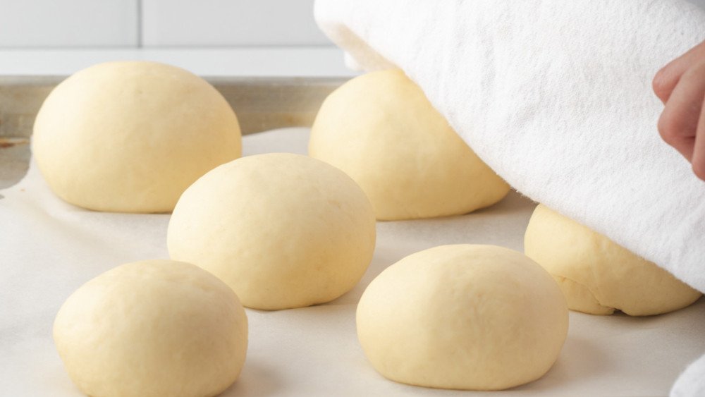 Chia và vo tròn các viên bột bánh mì bơ tỏi đã ủ nở