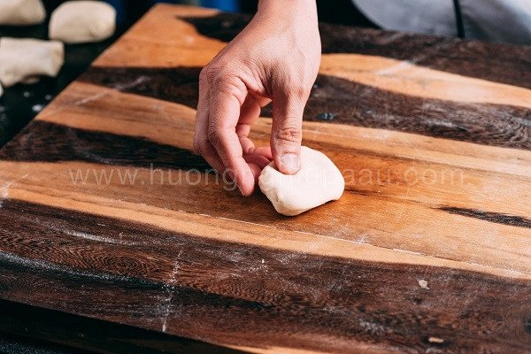 Chia viên bột bánh bao đều đặn trước khi tạo hình cho món bánh bao chay