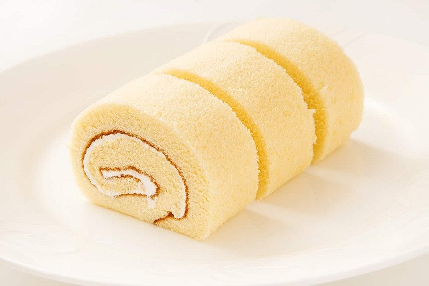 Chiếc bánh bông lan vàng ươm, xốp mềm được làm từ nồi chiên không dầu