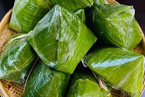 Chiếc bánh giò truyền thống đã gói xong, sẵn sàng để hấp