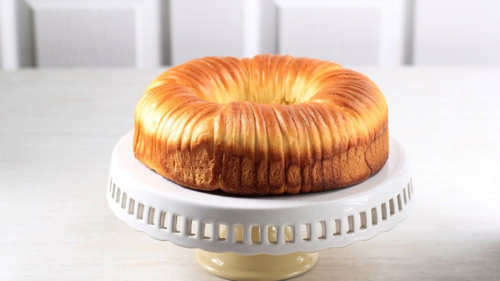 Chiếc bánh mì cuộn len nhân dừa hoàn chỉnh với các sợi len rõ nét