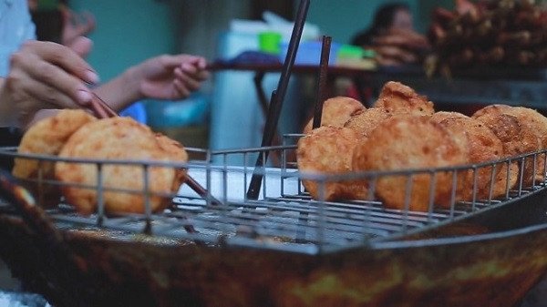 Chiên bánh áp chao vàng giòn và để ráo dầu