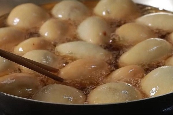 Chiên bánh cam mặn miền Tây ngập dầu cho vỏ bánh vàng giòn