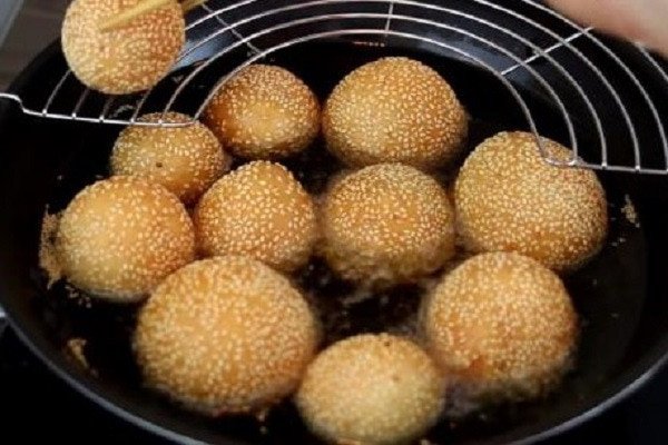 Chiên bánh cam nhân đậu xanh ngập dầu cho bánh giòn