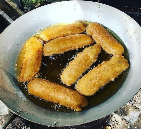 Chiên bánh chuối chiên vàng ươm hấp dẫn