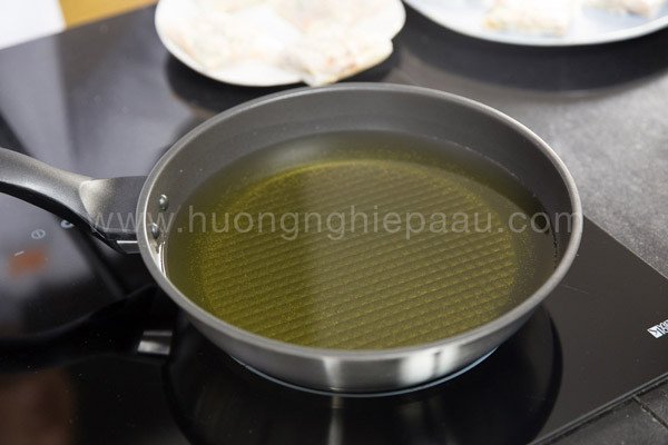 Chiên bánh khoai môn trong dầu nóng đạt độ giòn rụm hoàn hảo