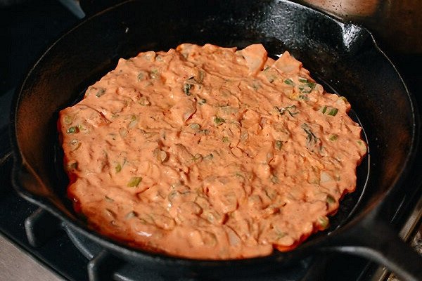 Chiên bánh kim chi trên chảo vàng giòn hấp dẫn
