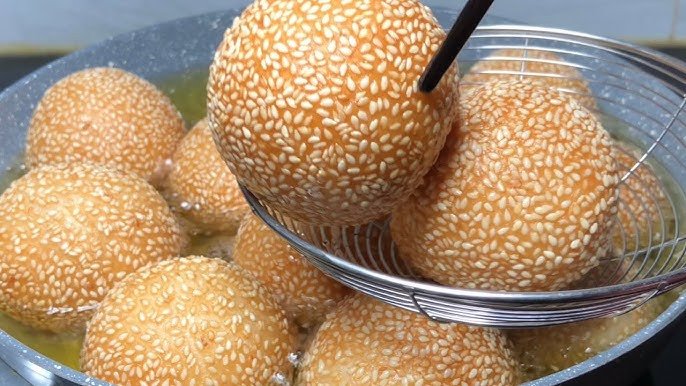 Chiên bánh nếp chiên vàng giòn trong chảo dầu sôi