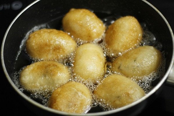 Chiên bánh rán mặn ngập dầu cho đến khi vỏ bánh vàng đều, giòn rụm hấp dẫn