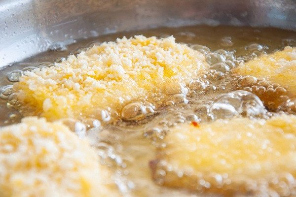 Chiên bánh sữa tươi giòn vàng đều trong chảo dầu nóng
