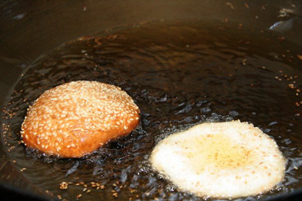 Chiên bánh tiêu nở phồng, vàng giòn