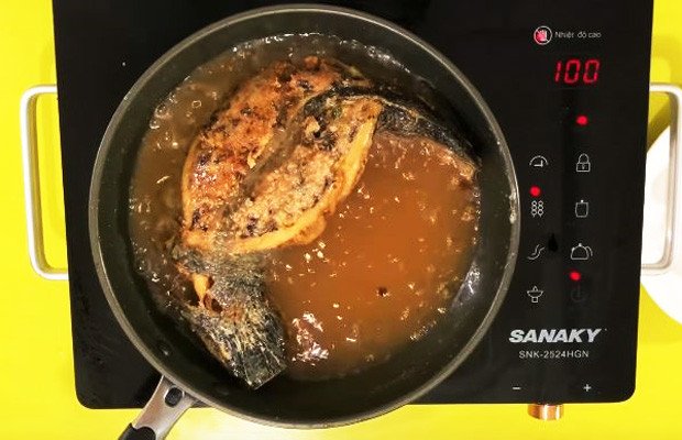 Bí Quyết Làm Cá Lóc Rô Ti Thơm Ngon Chuẩn Vị Gia Đình Chiên cá trong chảo ngập dầu