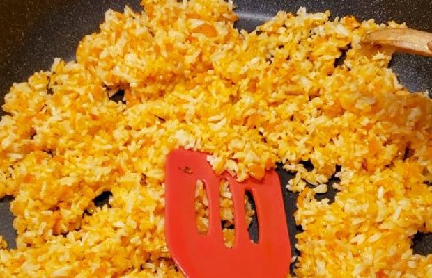 Chiên cơm vàng đều cho món cơm gà xối mỡ
