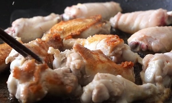 Chiên gà trên chảo nóng cho đến khi vàng giòn