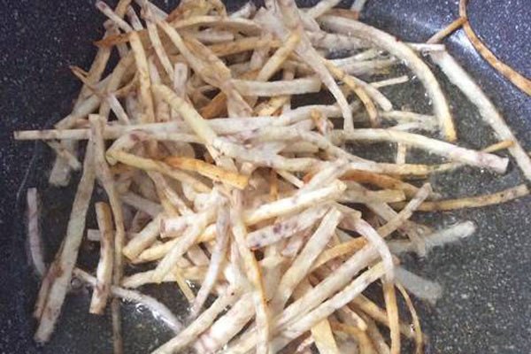 Chiên khoai môn giòn rụm cho món gỏi
