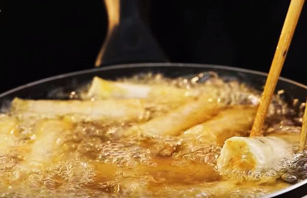 Chiên nem công trong chảo dầu