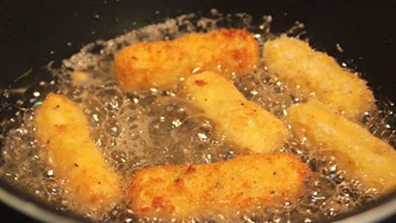 chiên phô mai que trong chảo dầu nóng với bột chiên giòn