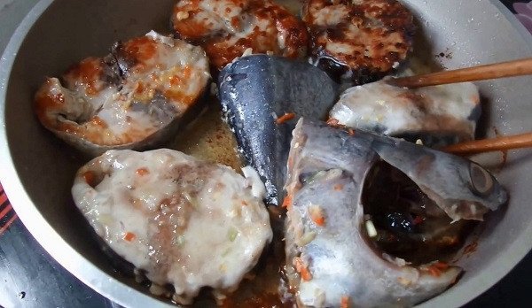 Chiên sơ cá ngừ vàng đều hai mặt trước khi kho