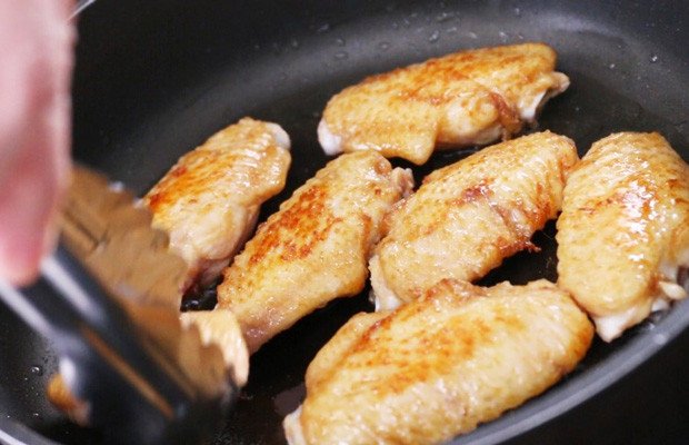 Chiên sơ thịt gà để làm món gà nấu pate