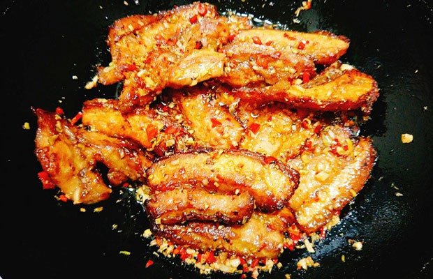Chiên thịt ba rọi vàng giòn