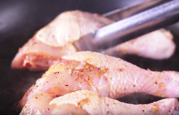 Chiên thịt gà trên chảo dầu nóng cho vàng đều các mặt để làm xôi gà