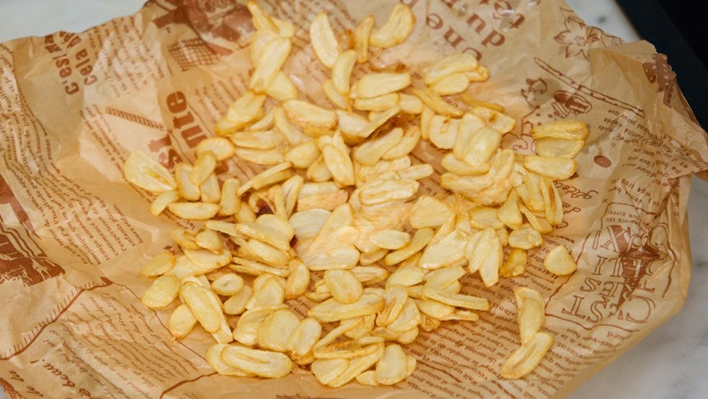 Chiên tỏi vàng giòn, thơm lừng cho món ăn