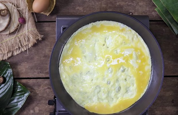 Chiên trứng gà thành miếng lớn mỏng để cuộn chả hoa ngũ sắc