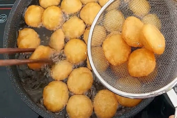 Chiên từng miếng bánh khoai tây vàng đều