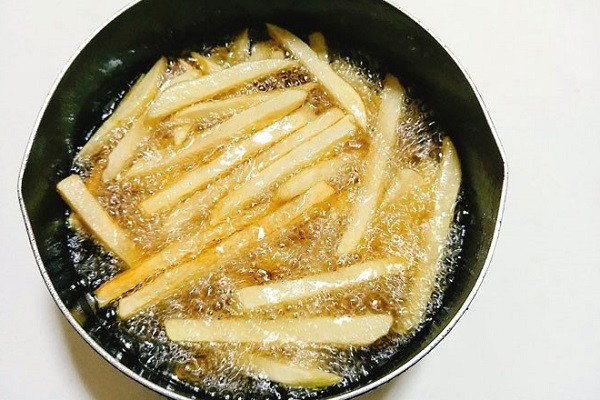 Chiên từng miếng khoai lang tẩm bột vàng đều
