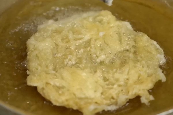 Chiên vàng giòn bánh phở cho món phở xào bò giòn