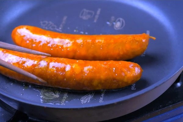 Chiên xúc xích cho bánh hot dog