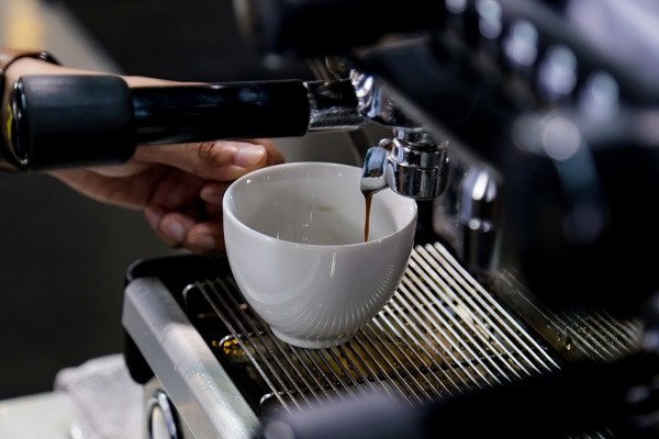 Chiết xuất cà phê espresso cho ly cappuccino dừa đá xay mát lạnh