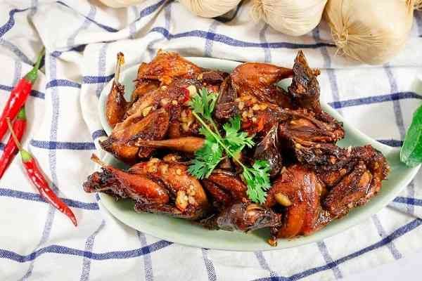 Chim cút chiên nước mắm vàng óng, thấm vị trên đĩa
