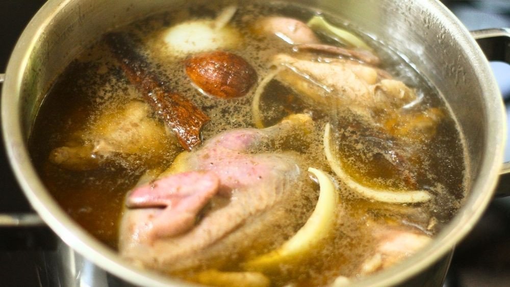 Chim cút đang được luộc trong nồi với các loại gia vị